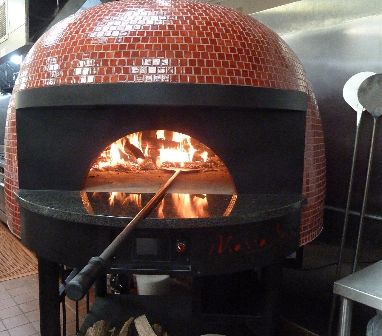 Il pizzaiolo stende l'impasto